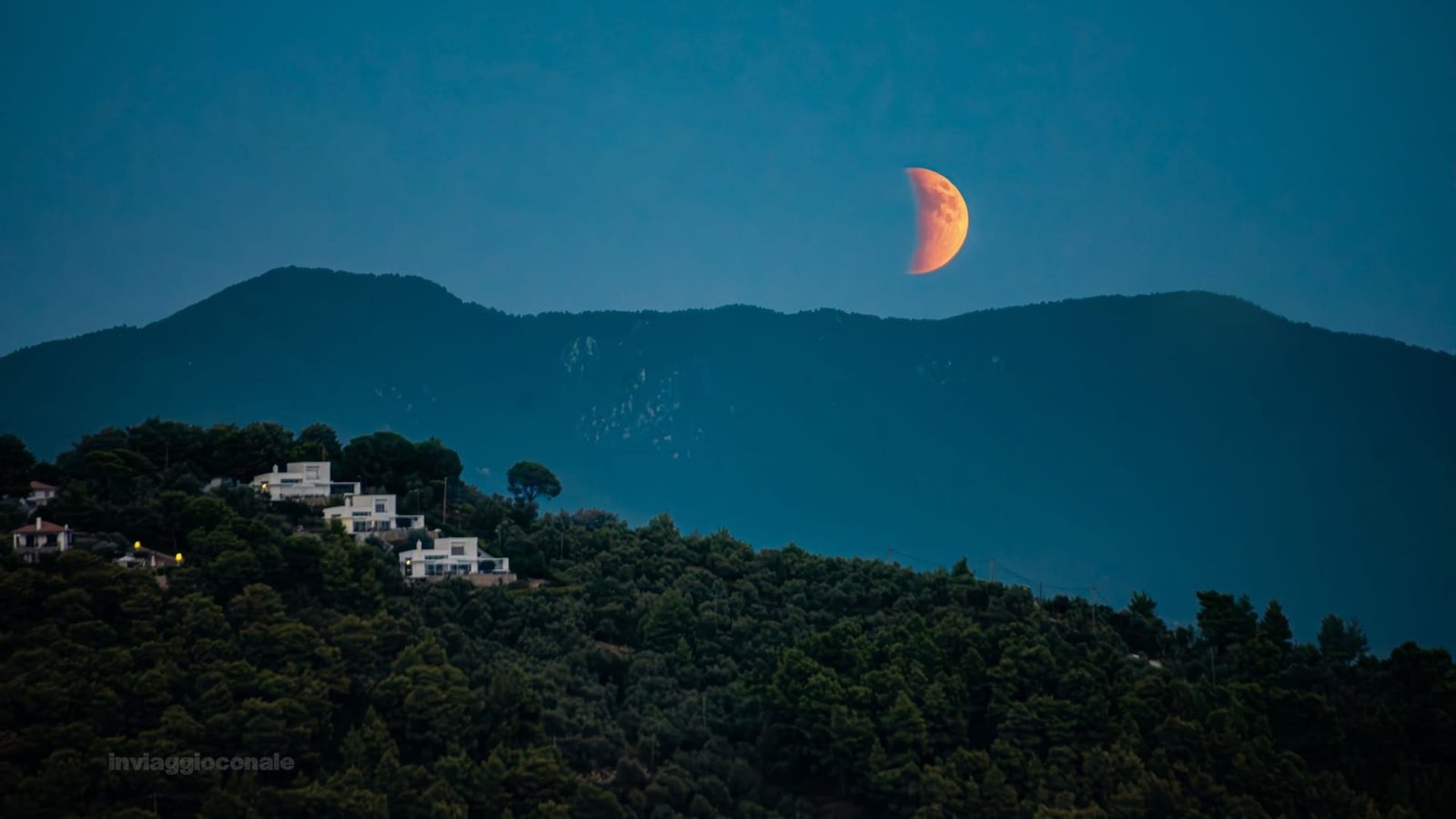 Un dettaglio della Luna rossa