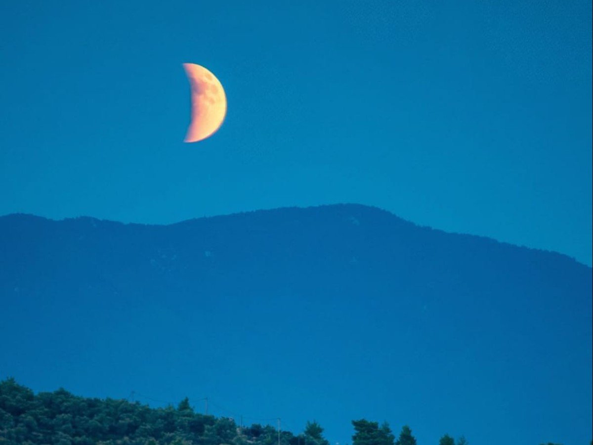 La Luna rosso sangue durante l’eclissi