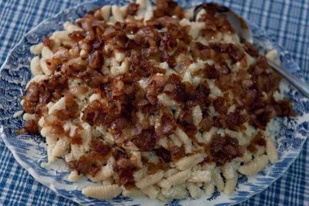 Piatto di Makarounes, la pasta tipica di Karpathos