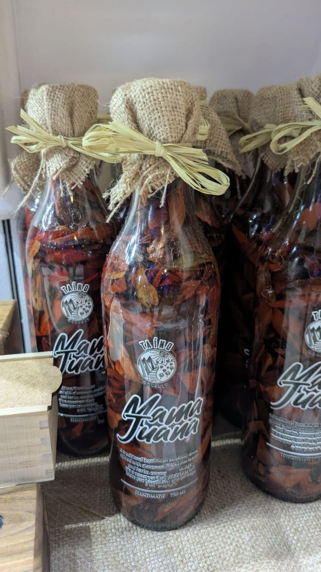 Una bottiglia di Mamajuana con le erbe