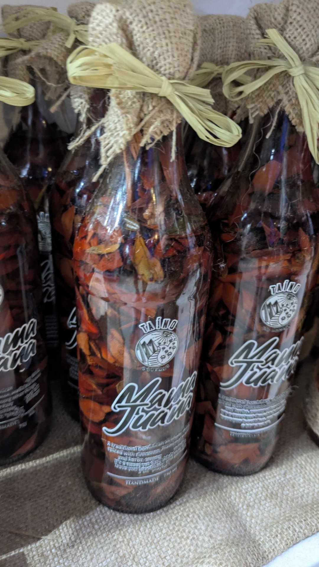 Una bottiglia di Mamajuana con erbe e cortecce