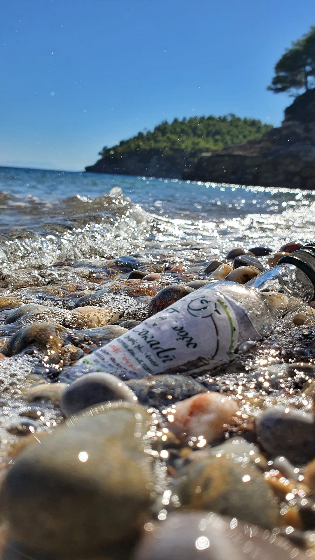 Una bottiglia ritrovata sulla spiaggia di Alonissos