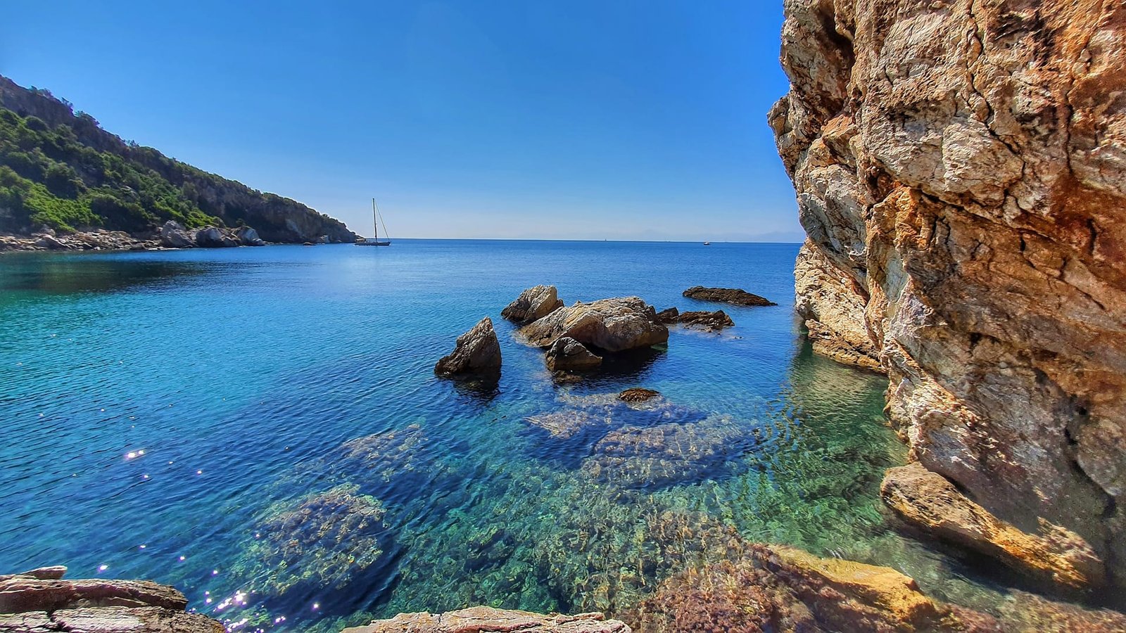 Pareti rocciose intorno alla spiaggia