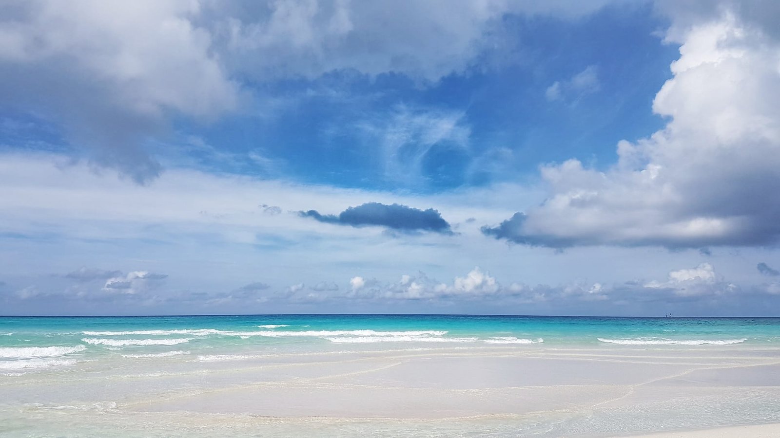 Spiaggia deserta all'alba