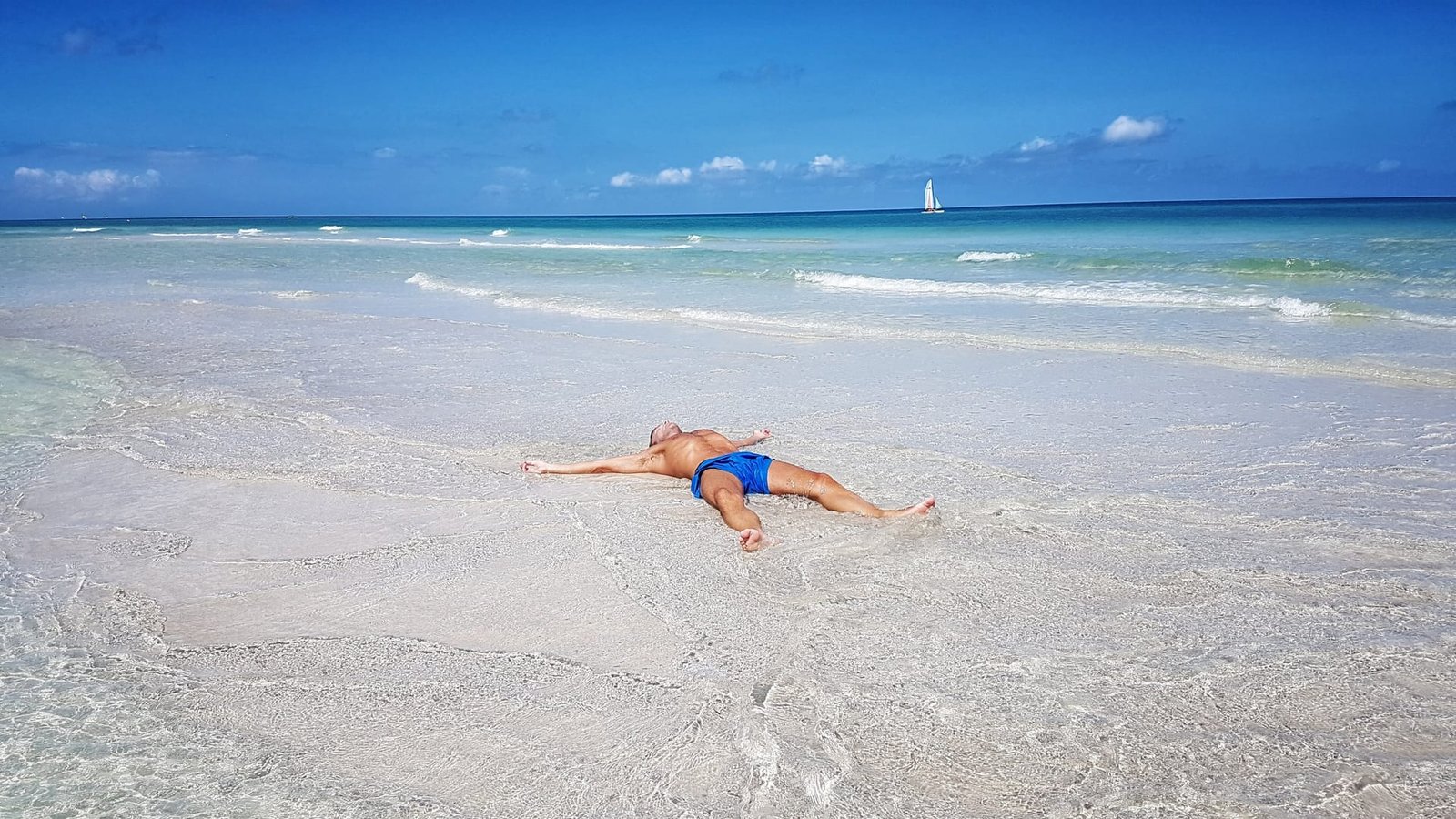 Camminata mattutina sulla spiaggia