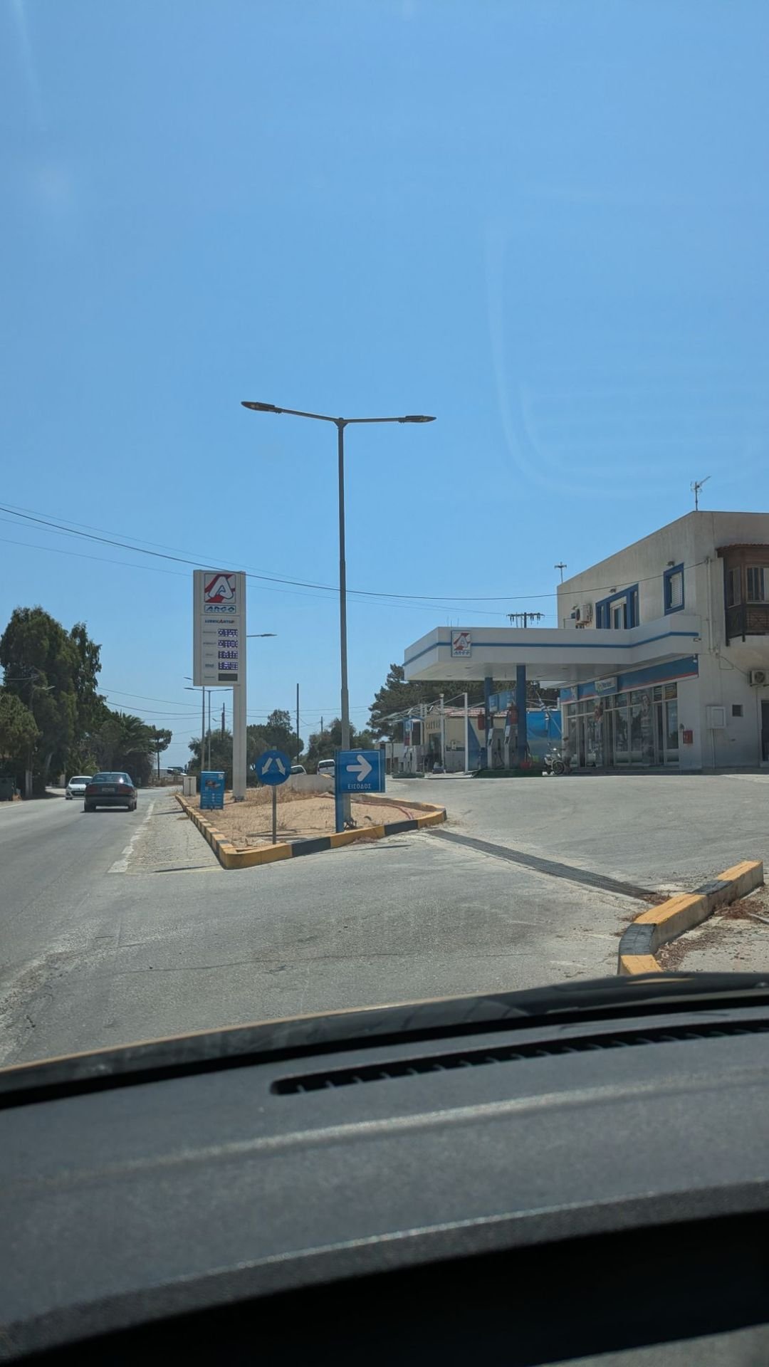 Benzinaio strada che porta ad Apella