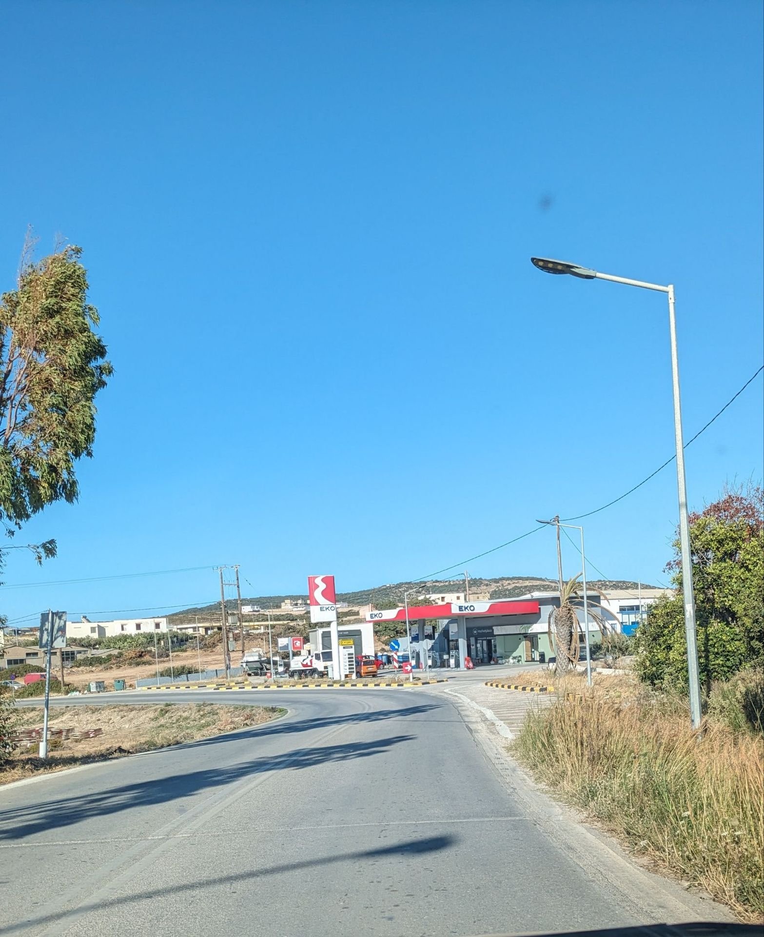 Benzinaio tra Pigadia e Amoopi