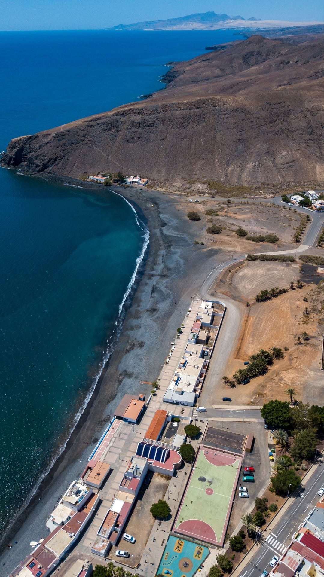 Uno scatto col drone su una spiaggia dell’isola