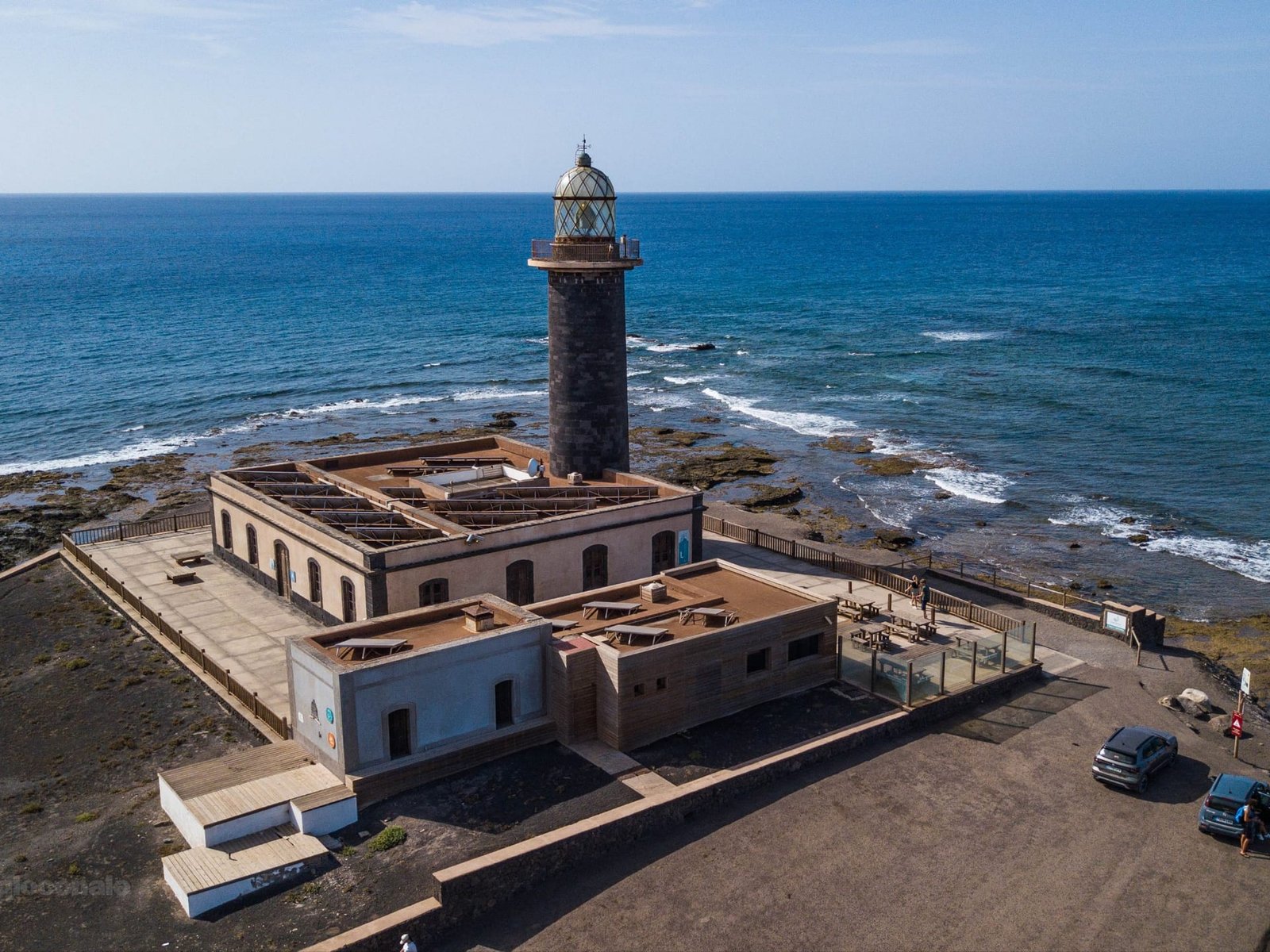 Il faro sulla costa di Fuerteventura visto dal drone, con il mare aperto intorno