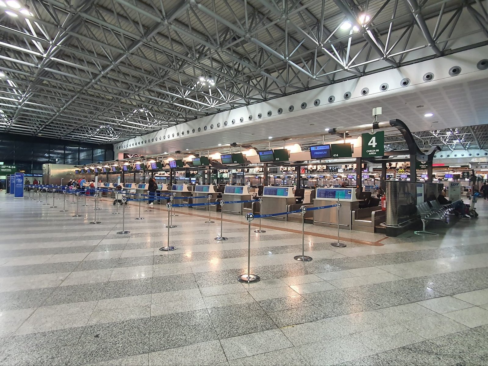 I banchi del check-in di Milano Malpensa deserti, all’alba