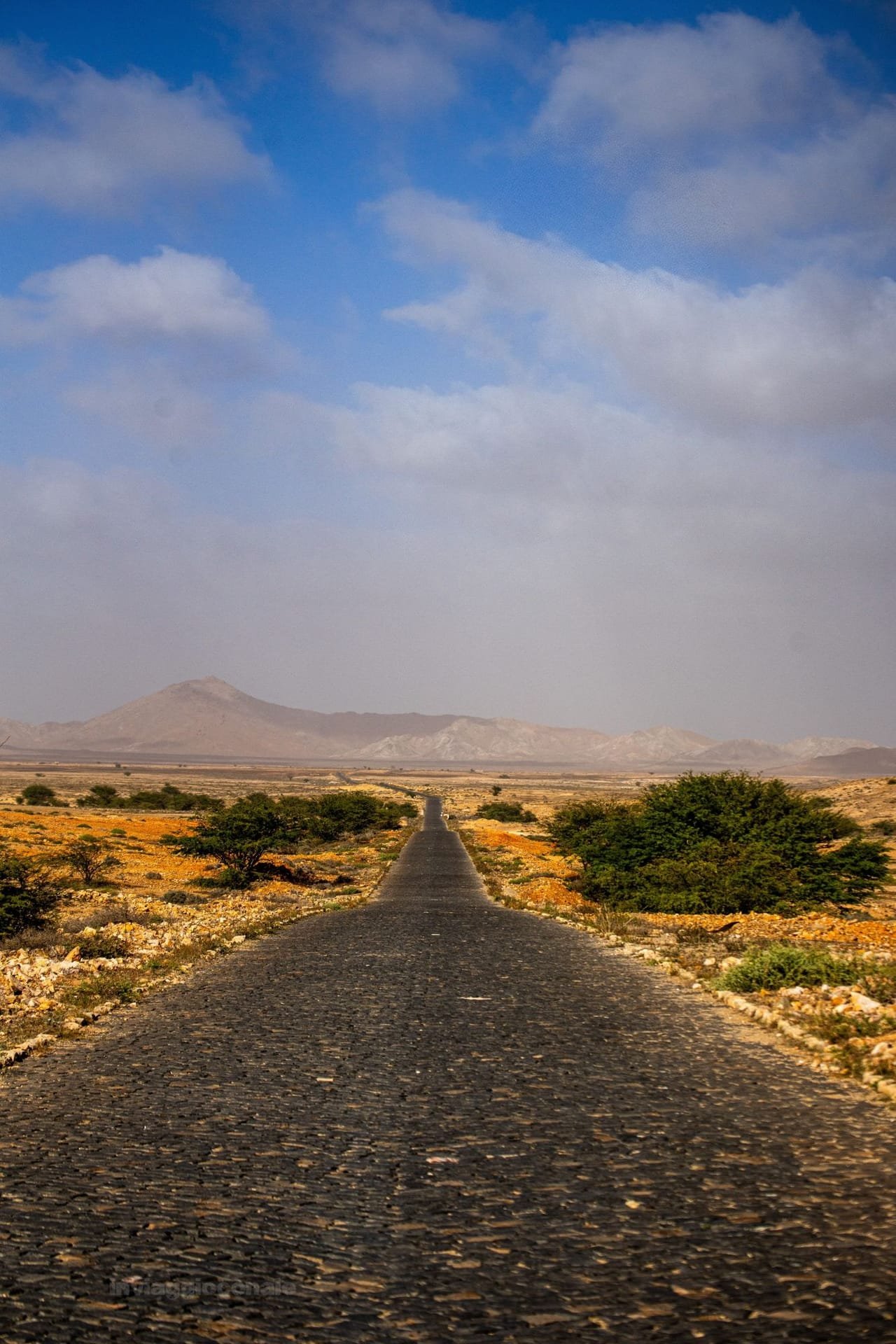 La sabbia e la pietra della strada