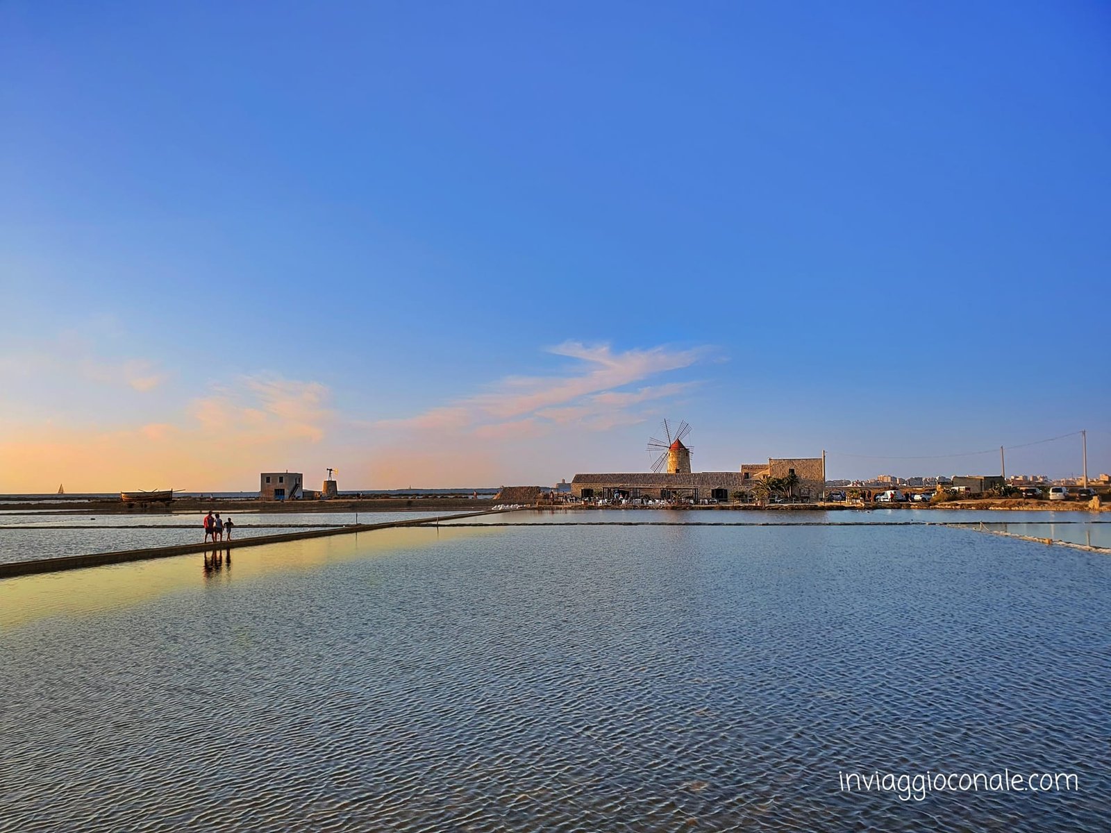 Cielo al tramonto sulle saline di Nubia
