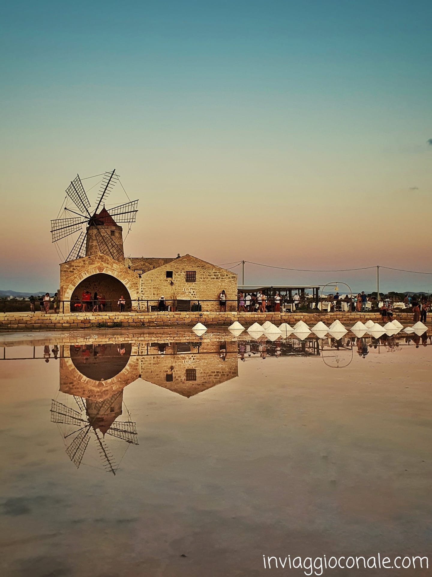 Riflessi sull'acqua delle saline