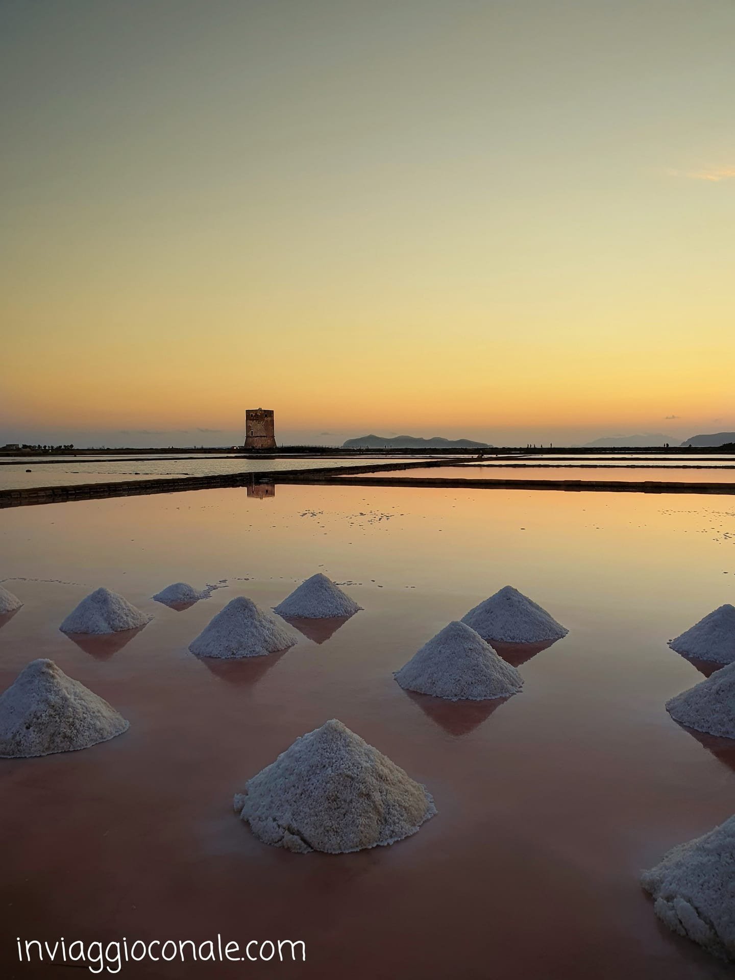 Le saline di Nubia al tramonto, vicino Trapani