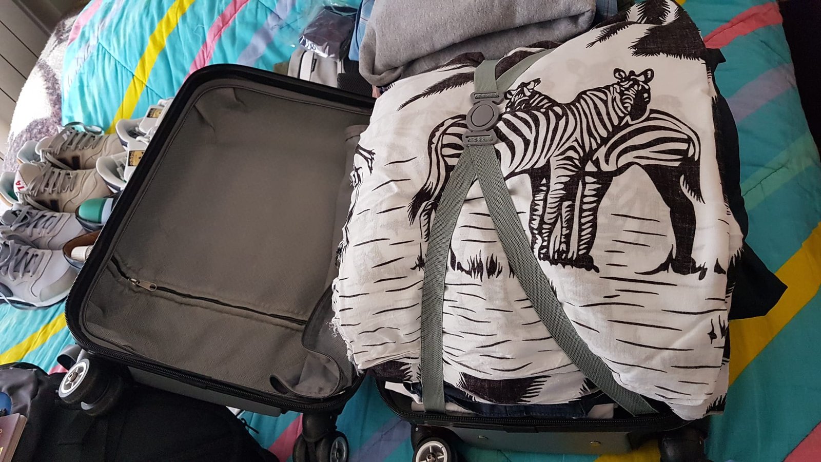 Valigia quasi pronta per il viaggio