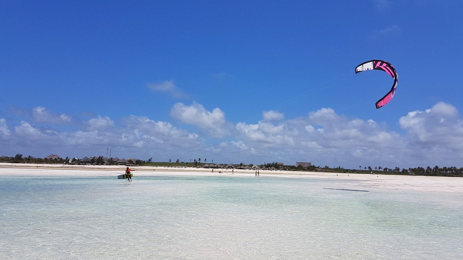 La spiaggia di Mayungu vista dall’alto della marea