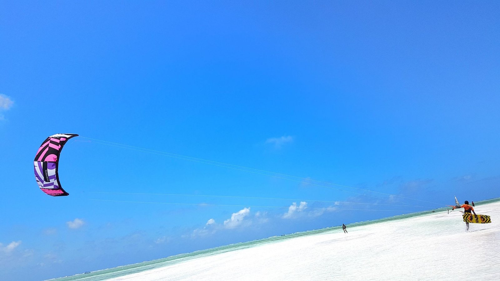 Il cielo azzurro sopra la spiaggia bianca di Mayungu