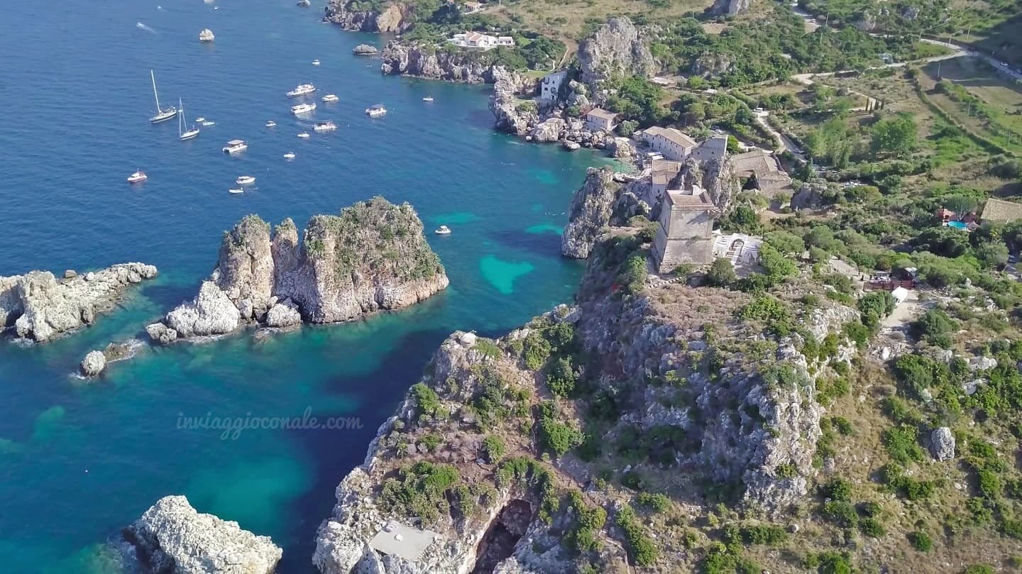 Mare cristallino tra i faraglioni