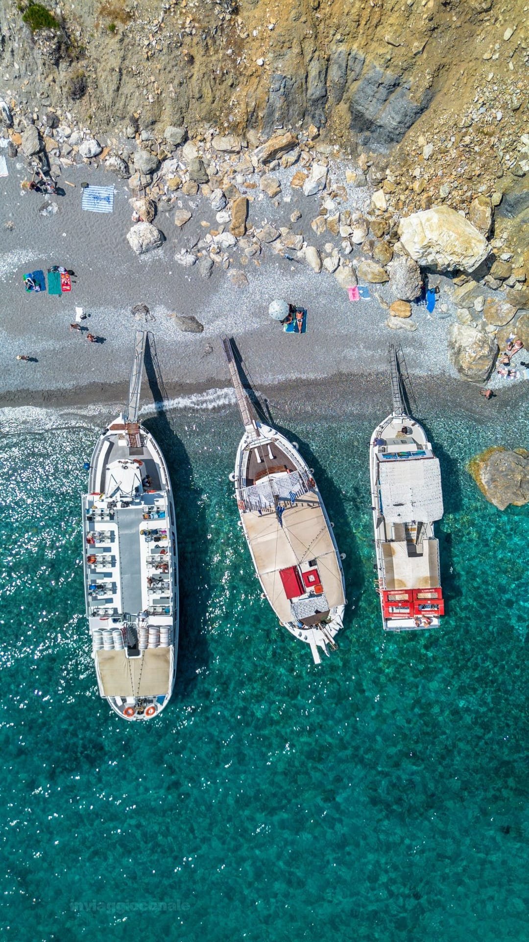 Una taverna vista mare a Katigiorgis