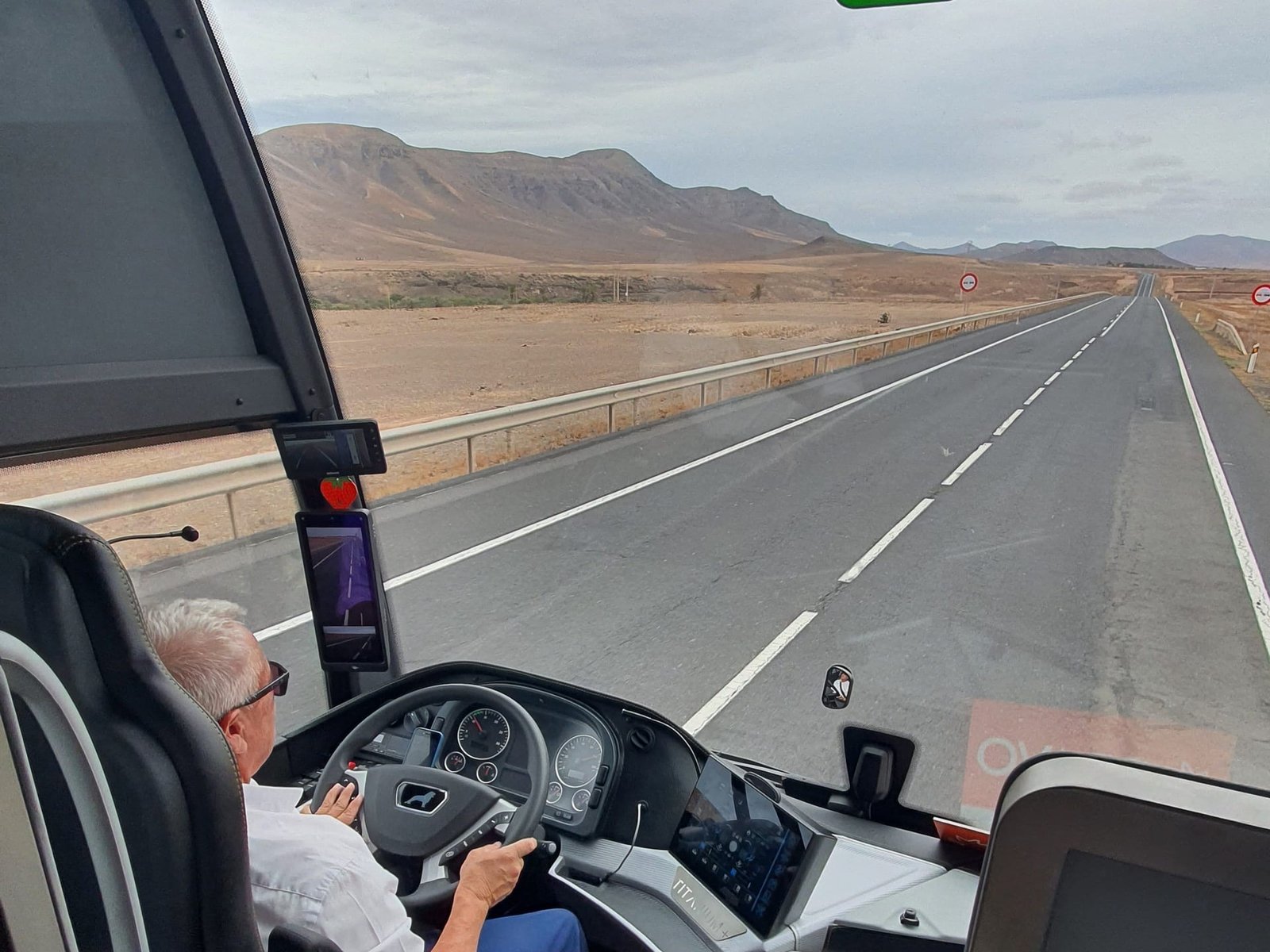 A bordo del pullman, lungo una strada di Fuerteventura