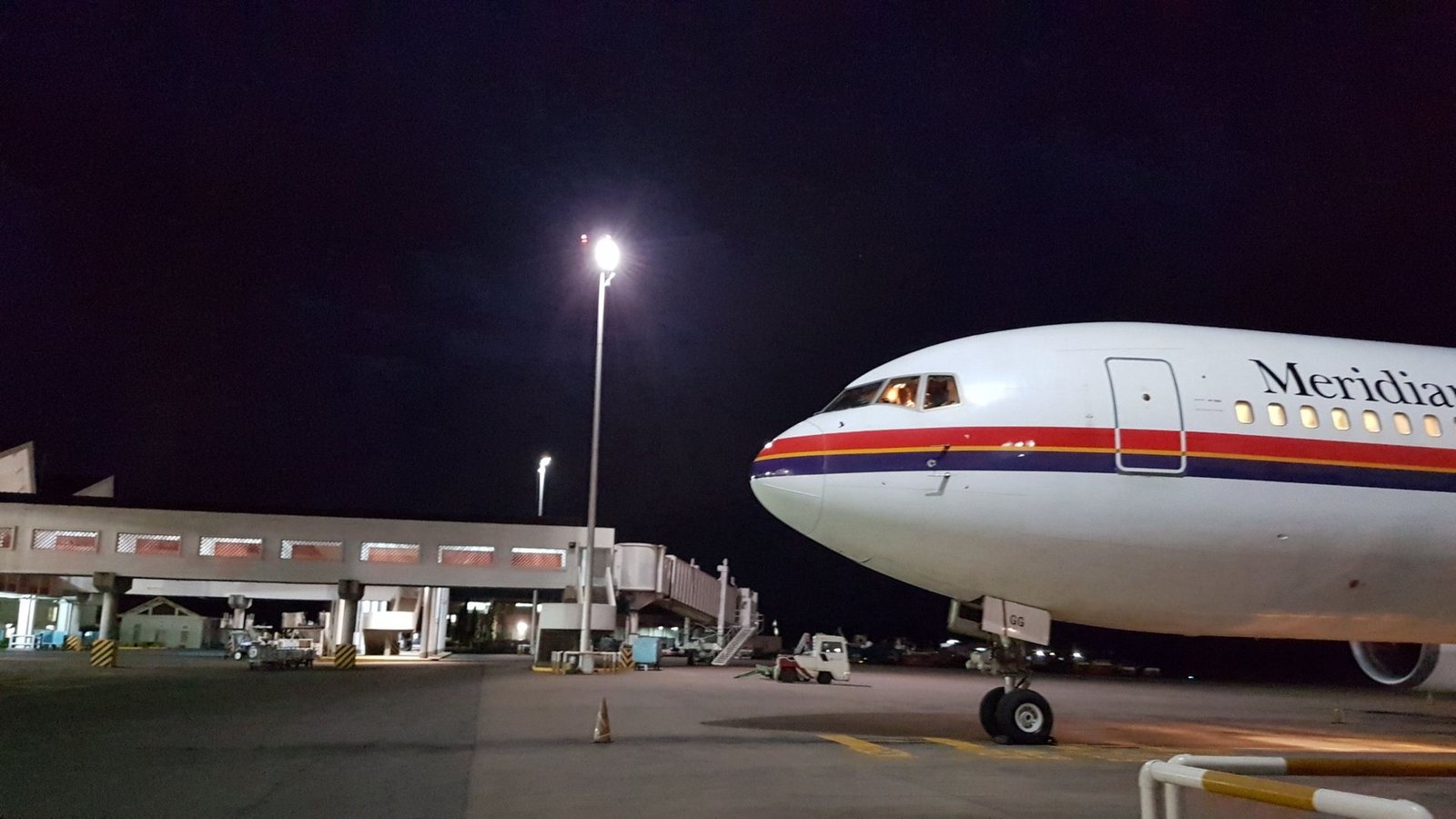 Il volo Meridiana pronto all'imbarco, di notte