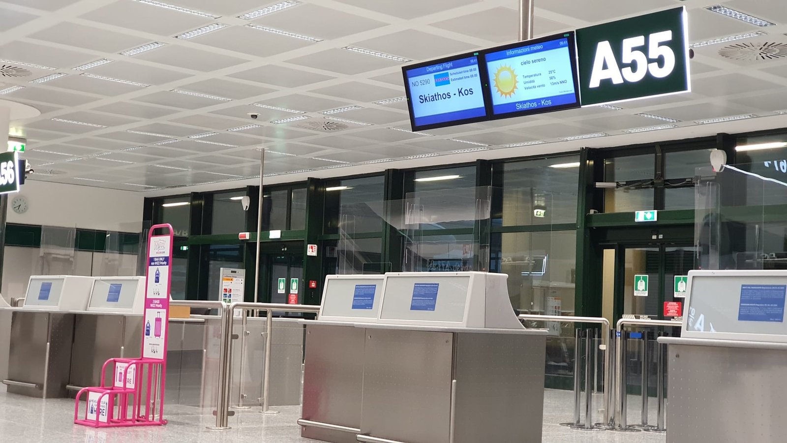 Aeroporto silenzioso durante la ripartenza dei viaggi, estate 2020
