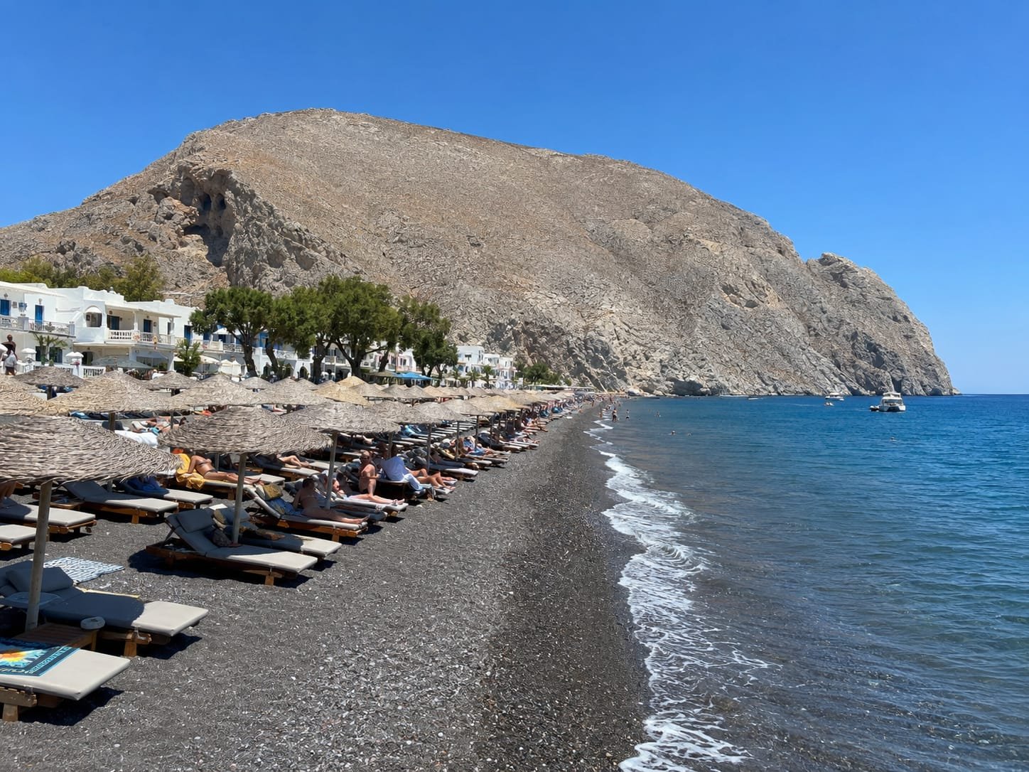 Perissa, spiaggia di sabbia nera a Santorini