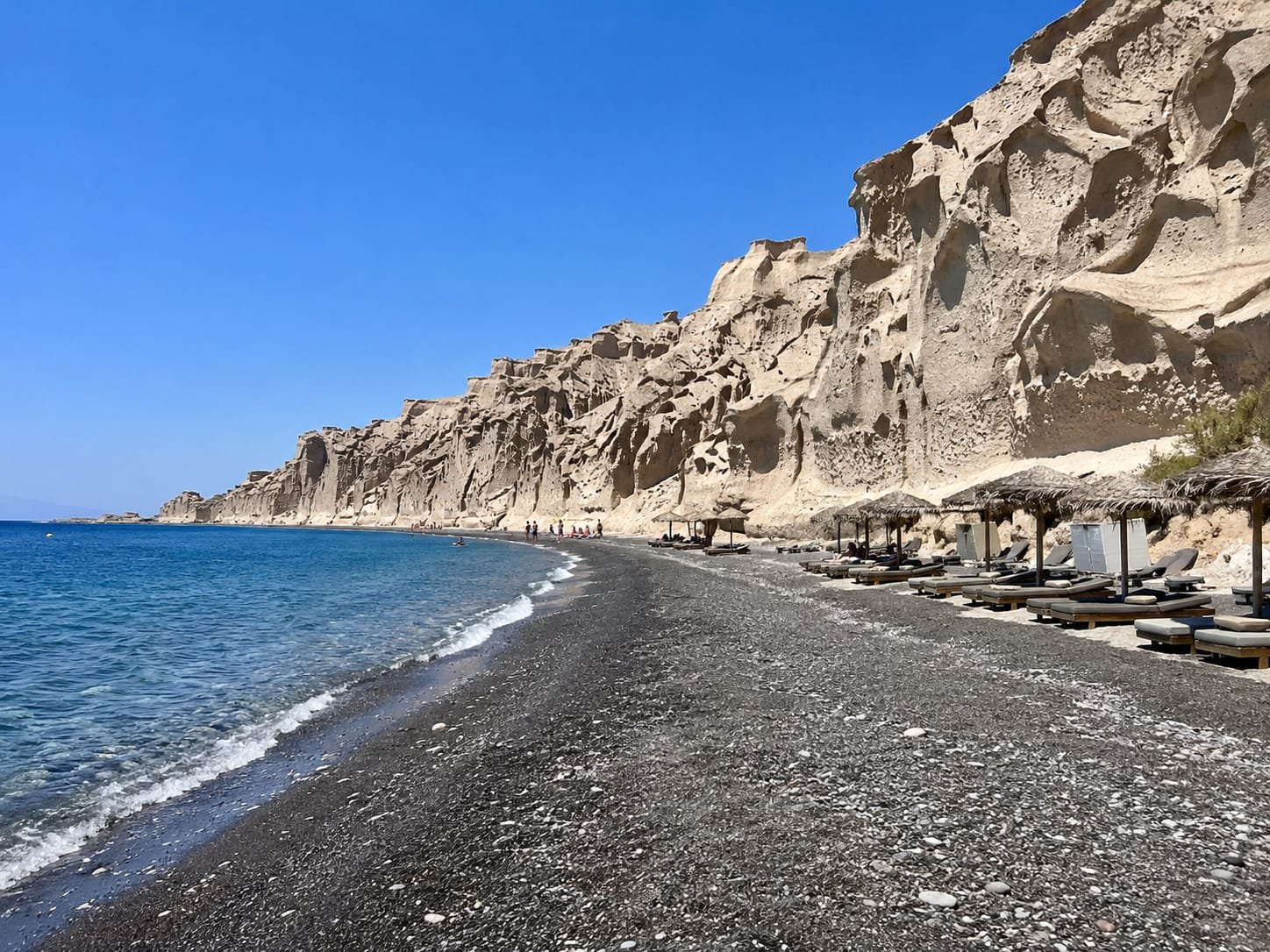 Vlychada, le pareti scavate dal vento a Santorini