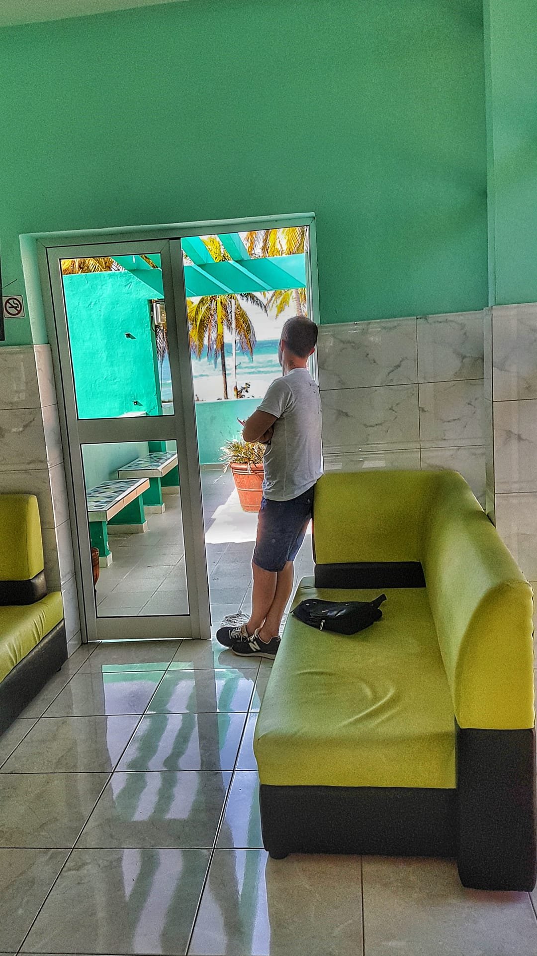 Vista sul mare che accompagna la seduta dal dentista a Cuba