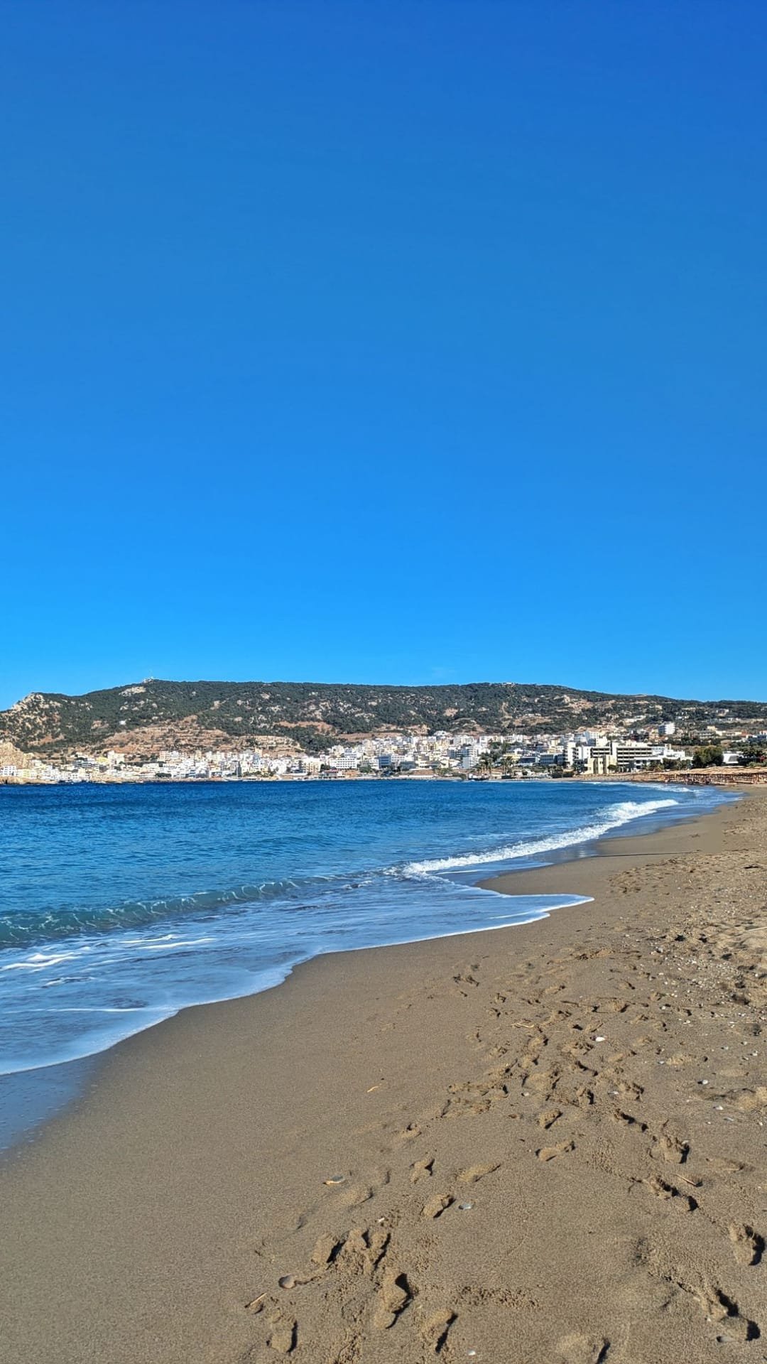 Lettini e ombrelloni su una spiaggia dell’isola