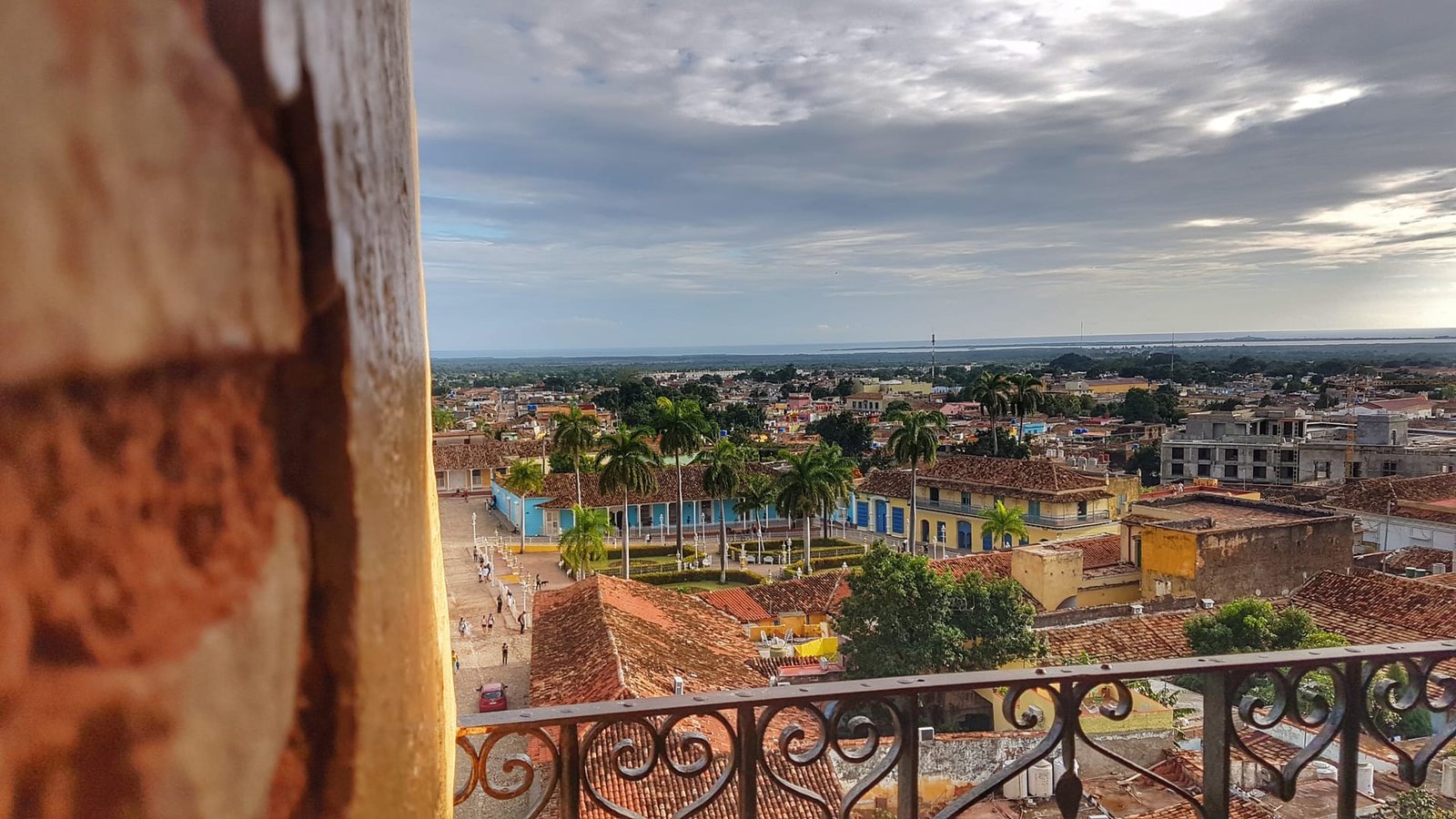 Un dettaglio in ferro battuto di una casa coloniale