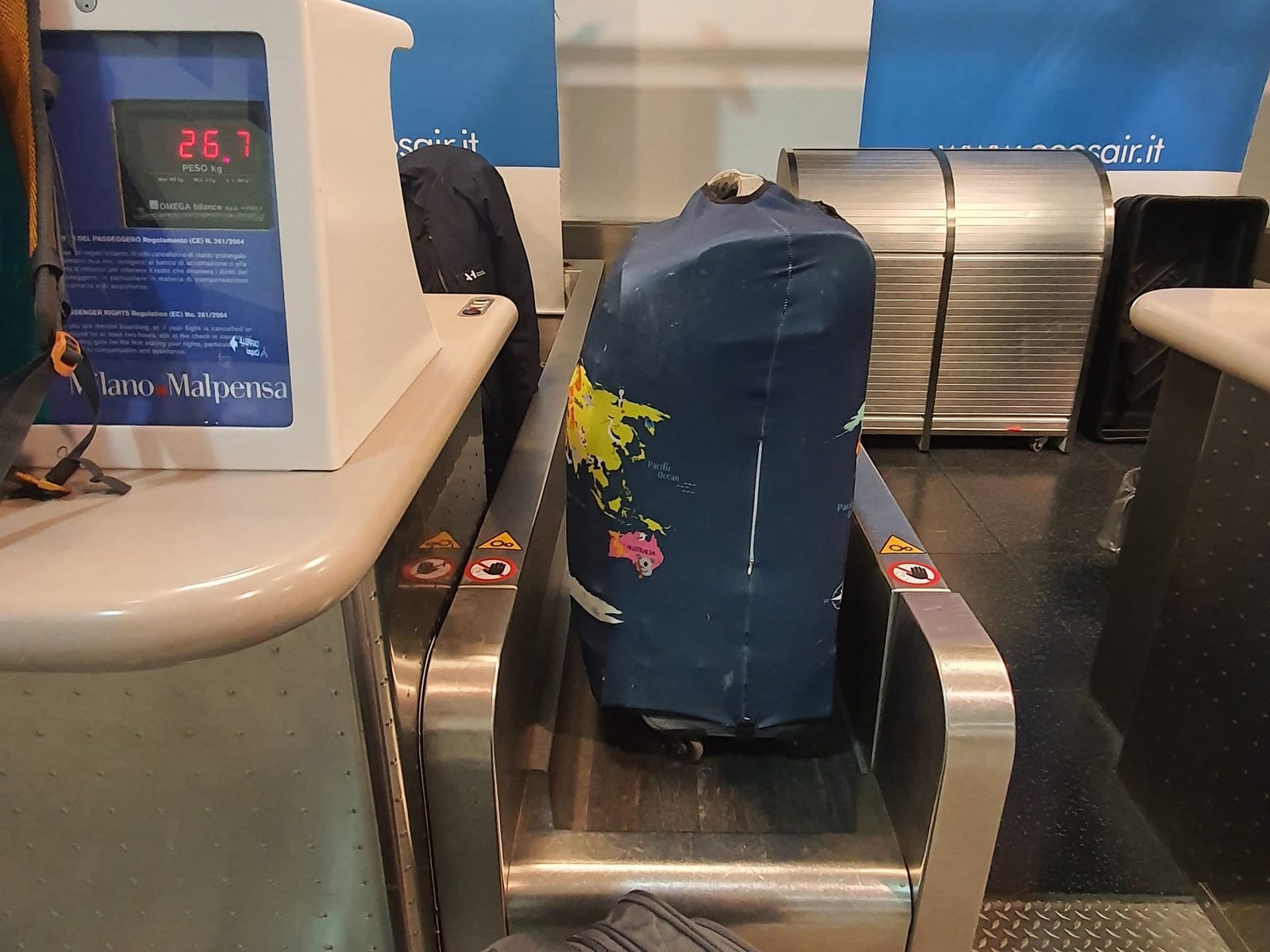 Una valigia sulla bilancia del check-in: il display segna 26,7 chili