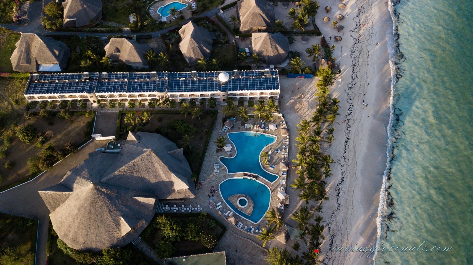 Vista aerea delle piscine del Twiga Beach
