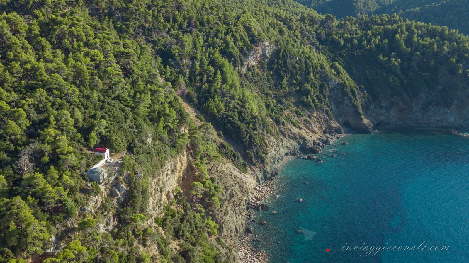 Chiesa bizantina immersa nella vegetazione di Alonissos