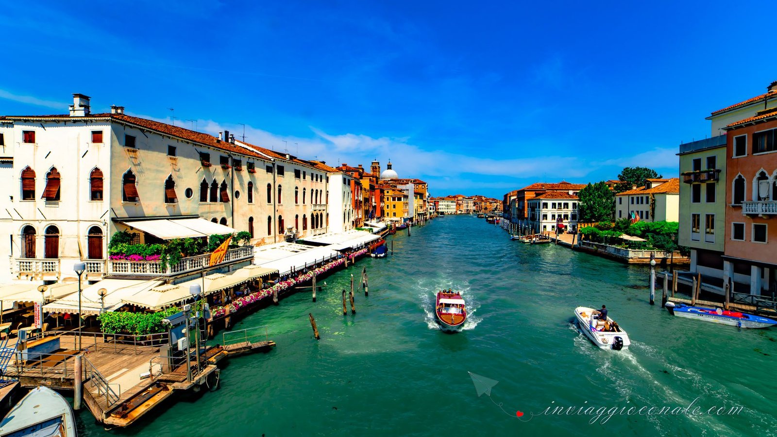 Gondole ormeggiate lungo un canale di Venezia