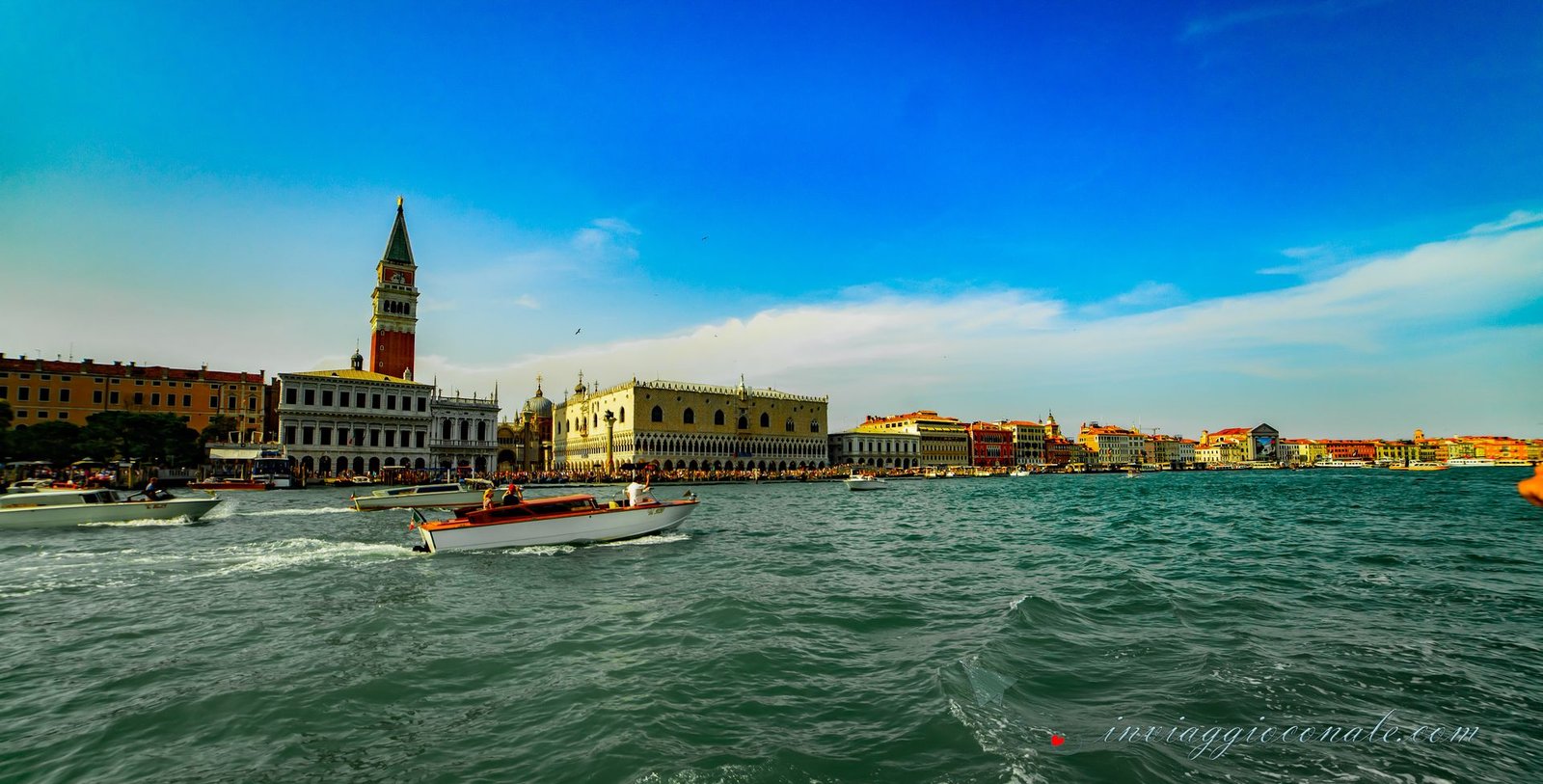Canale di Venezia con le gondole ormeggiate