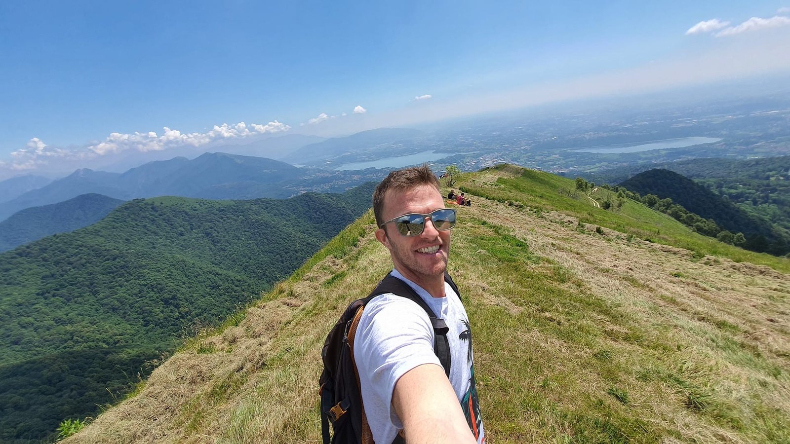 Vista sui laghi di Como e Lecco dal monte Bolettone