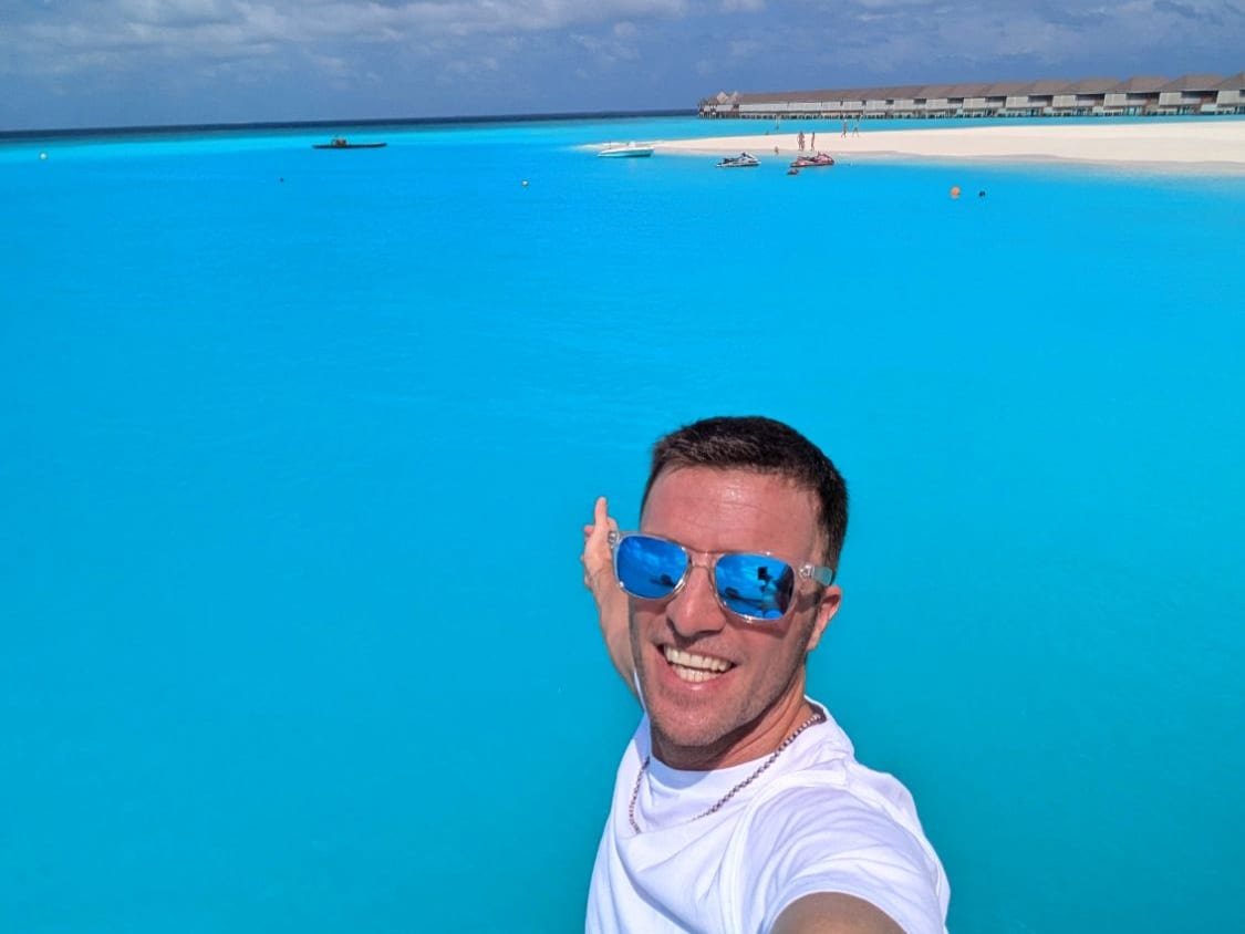 Ale nella laguna delle Maldive, con le ville sull’acqua alle spalle
