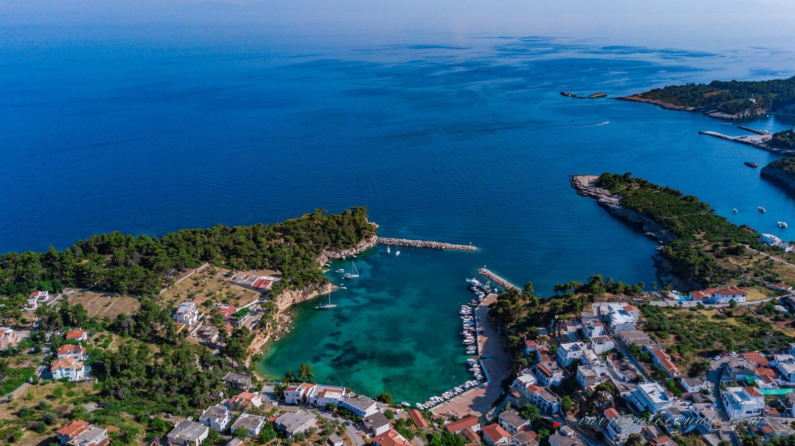 Vista aerea del porto di Votsi