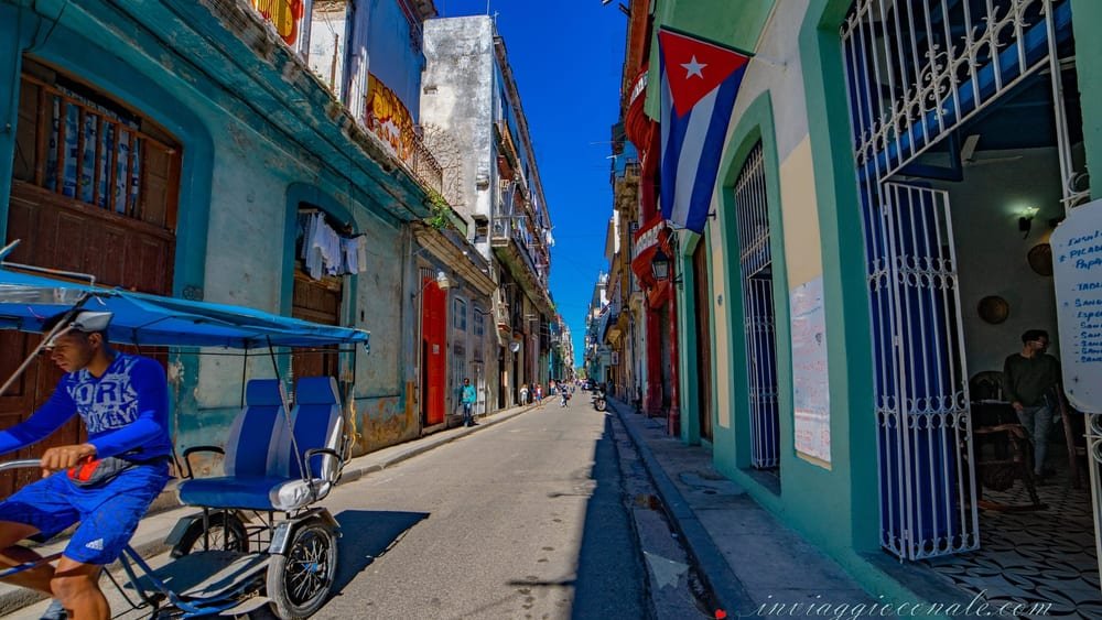 Una via colorata dell'Avana Vieja