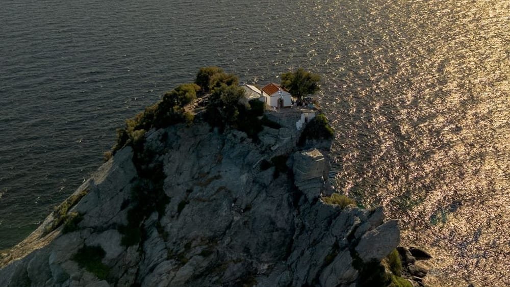La chiesetta di Agios Ioannis sullo scoglio, a Skopelos