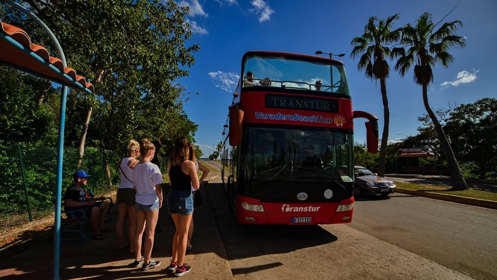 Il bus turístico di Varadero a una fermata