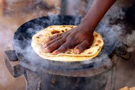Chapati è un pane tradizionale portato in Kenya dalla tradizione indiana, ma poi evolutosi in tutto il Paese ed oggi preparato in strada, nei locali poveri come in quelli di alto livello come accompagnamento per le pietanze
