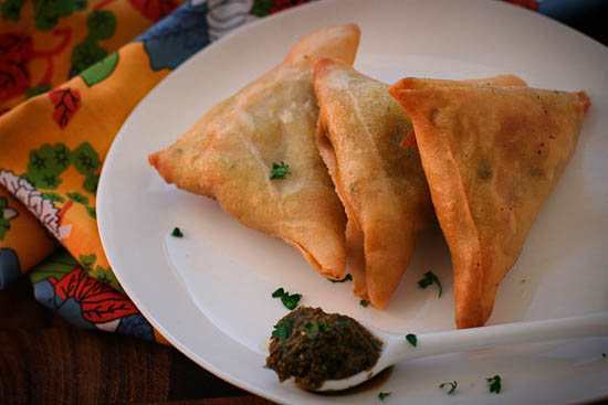 I Samosas sono un piatto tipicamente africano e specificatamente di origine somala. Si tratta di piccoli triangoli di frittelle ripiene di carne o di verdura insaporite da spezie tipiche della cucina kenyota.