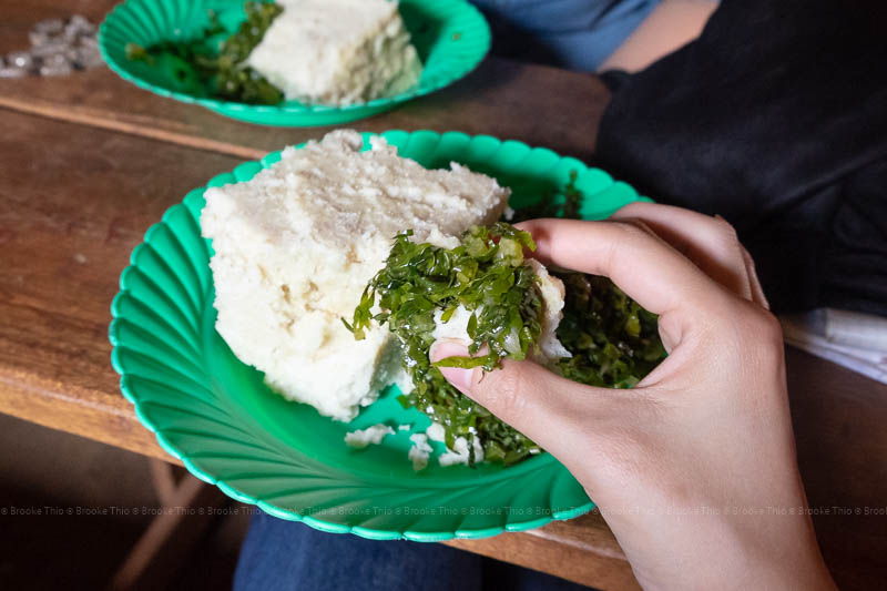 L’Ugali chiamato anche volgarmente pasticcio di mais, è un piatto diffusissimo in tutta l’Africa e senza dubbio uno dei più diffusi in Kenya poiché potrebbe essere paragonato a una nostra polenta e quindi può essere abbinato a molteplici pietanze. L’Ugali viene normalmente mangiato con le mani. Il suo nome varia in base alle zone ed in Kenya si può anche ritrovare con il nome “Ngima”.