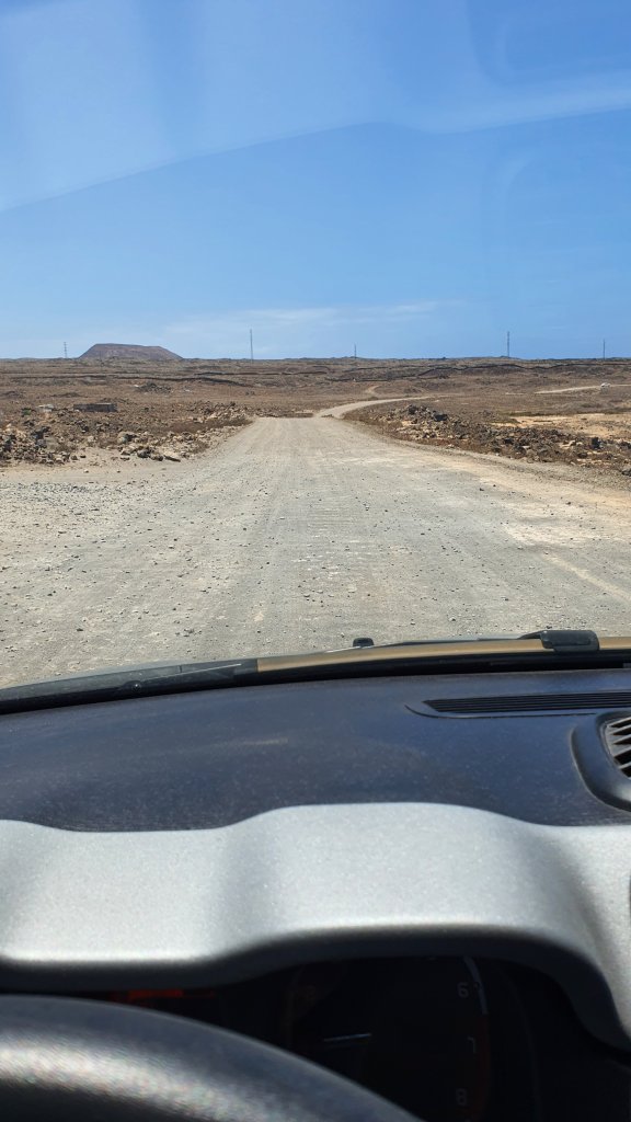 Ci sono 4km di strada sterrata da fare, ma tutto sommato abbastanza buona, ci sono arrivato senza problemi.