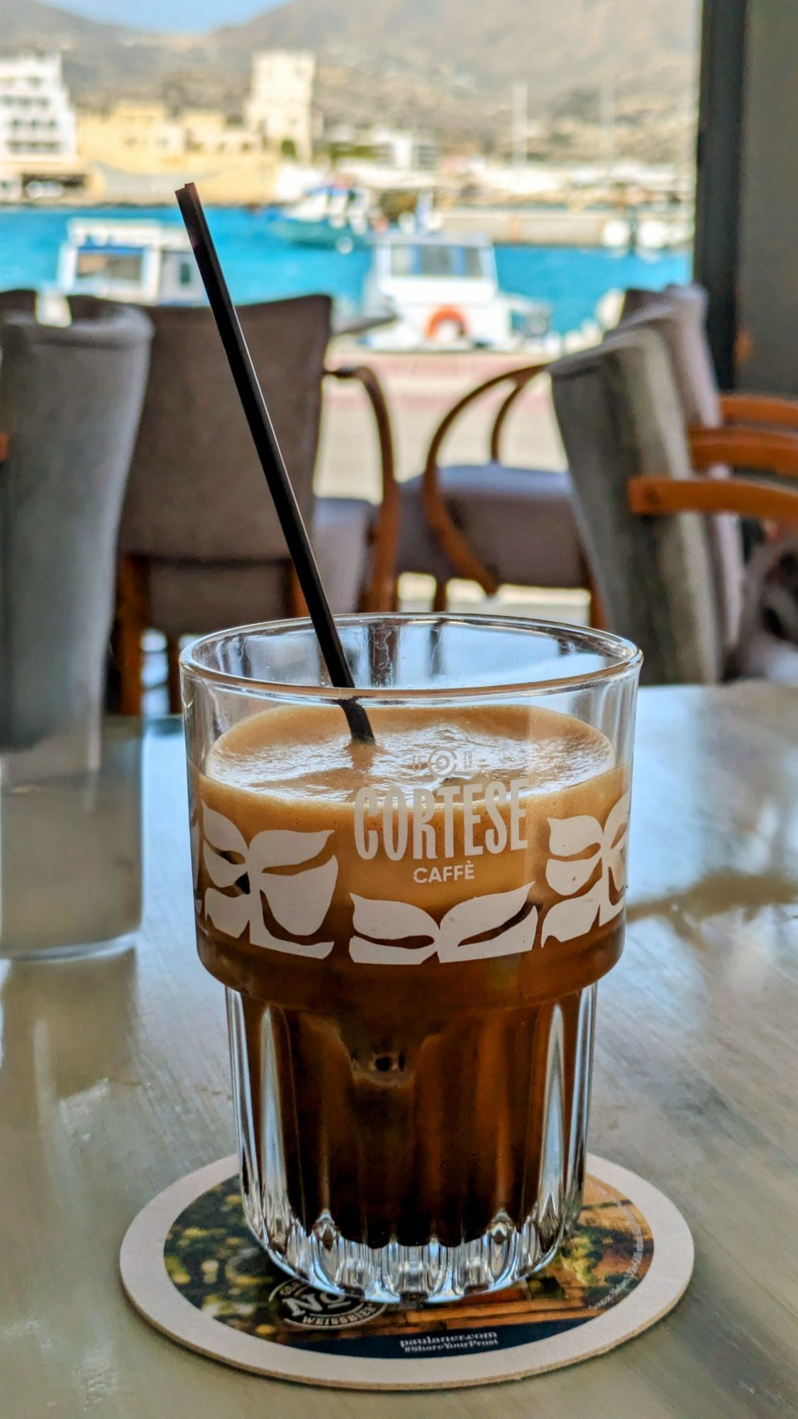 Il Freddo Espresso: Il Mio Compagno di Ogni Mattina a&nbsp;Karpathos