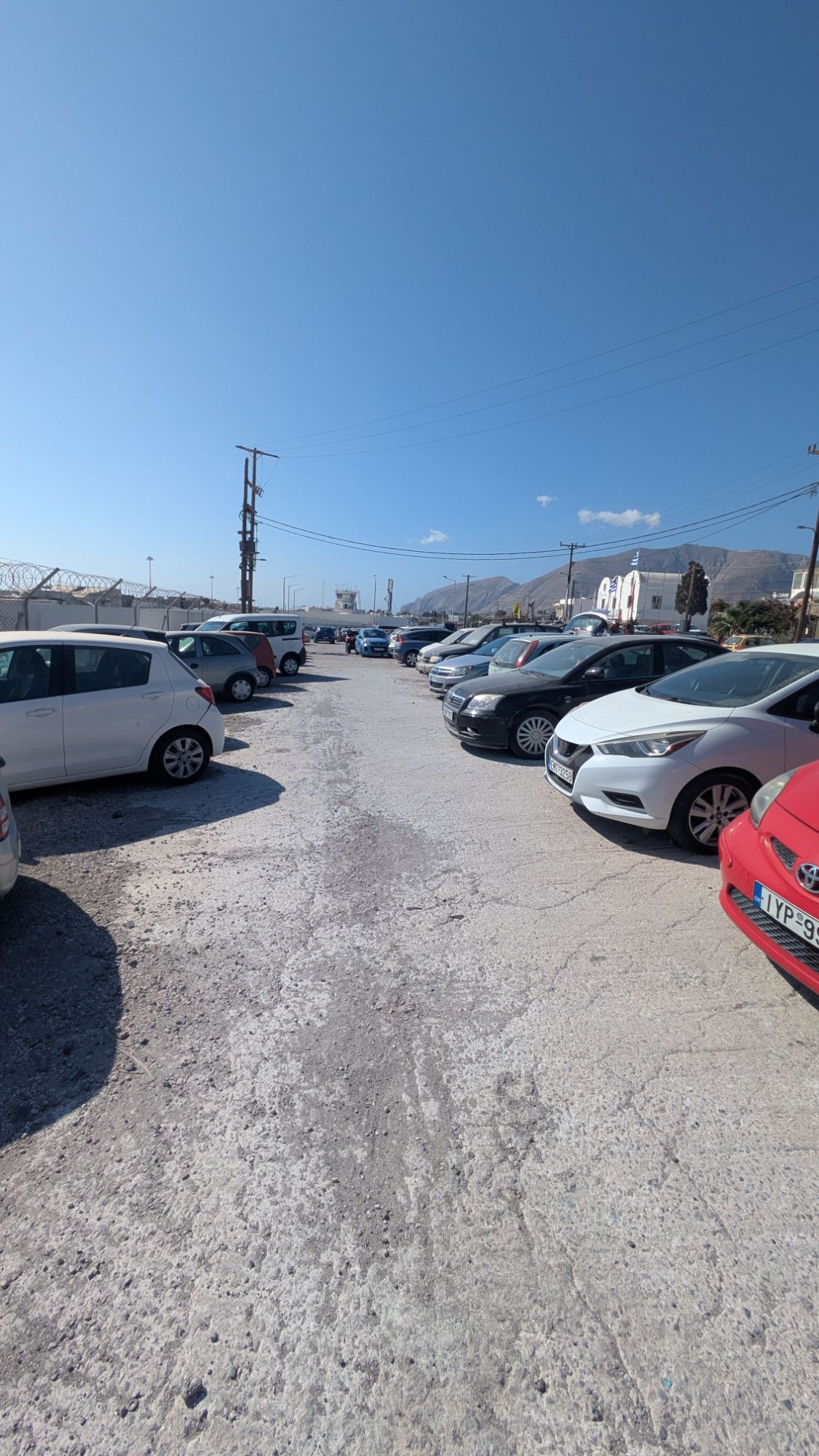 Santorini e la viabilità: un’isola bellissima che avrebbe bisogno di strade&nbsp;migliori
